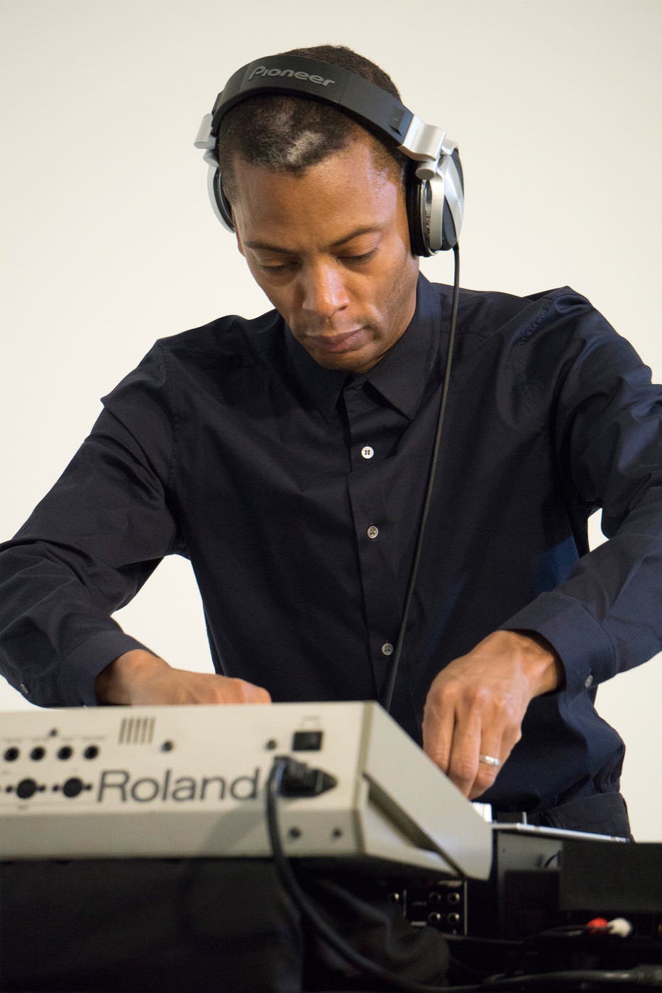 Jeff Mills operating a Roland TR-909