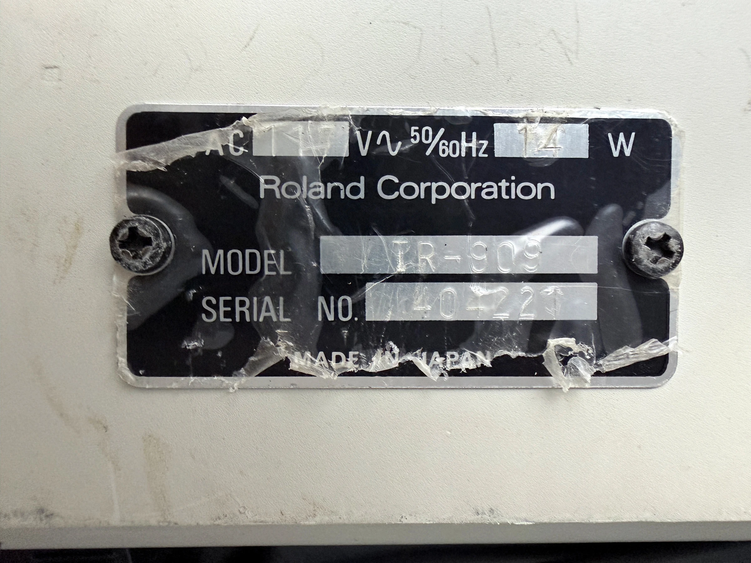Manufacturer and serial plate of the collection TR-909