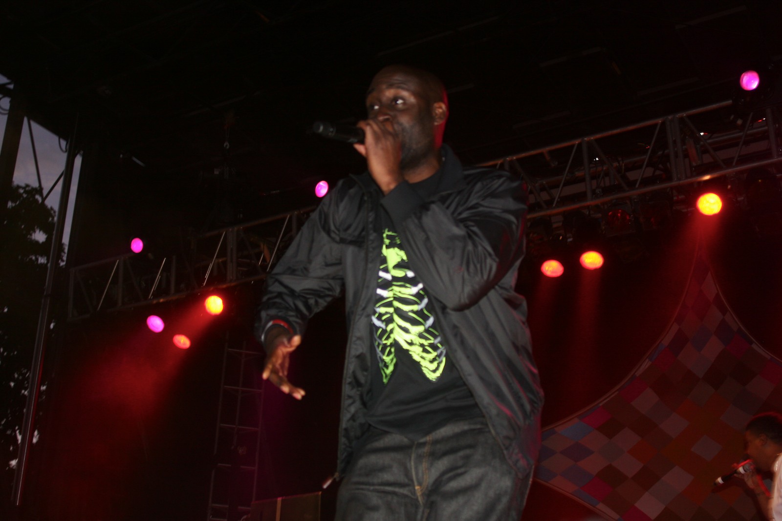De La Soul performing in 2010, photographed by Gozamos.