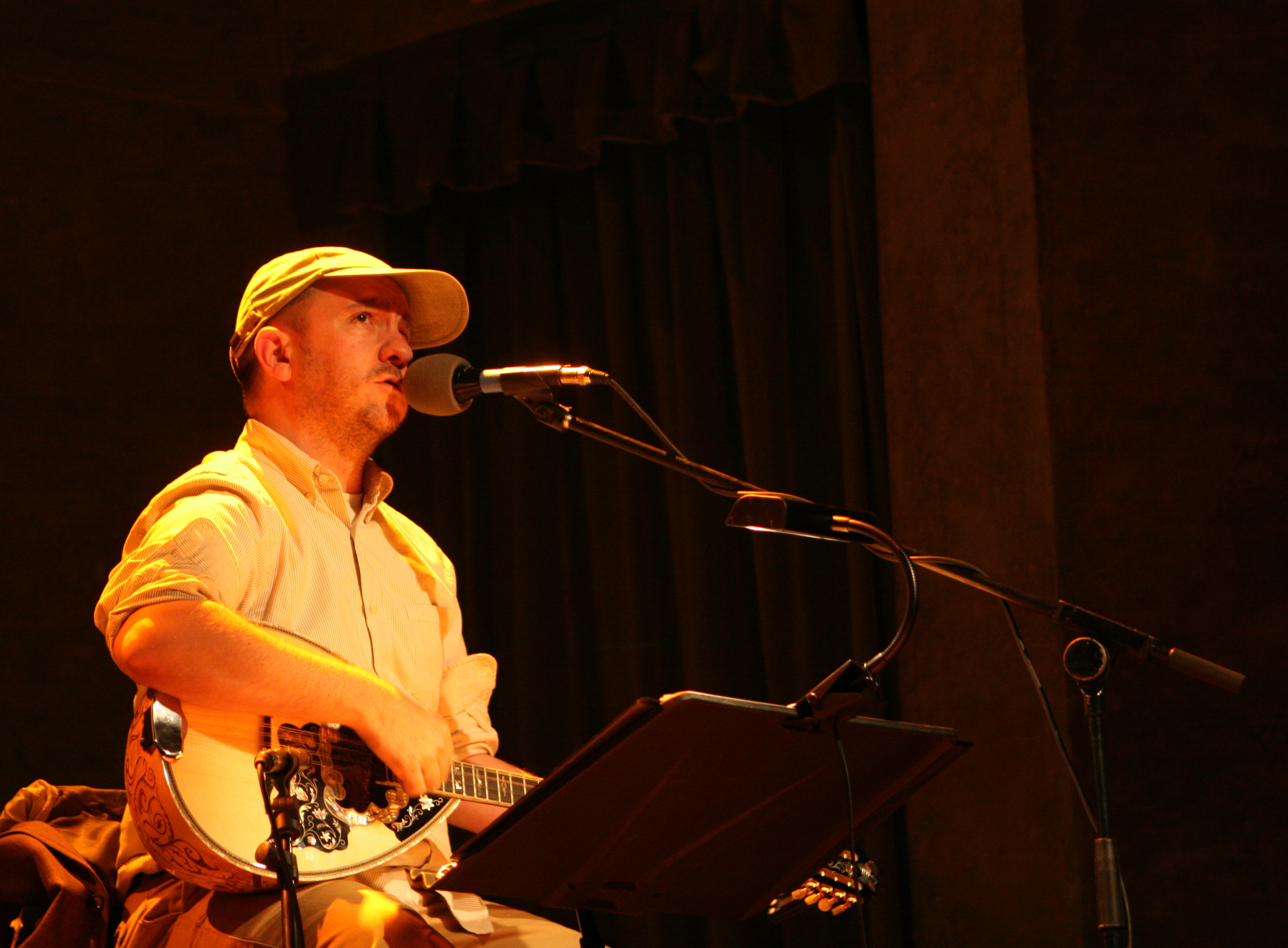 Stephin Merritt performing with the Magnetic Fields in Barcelona in 2008, photographed by Alterna2.