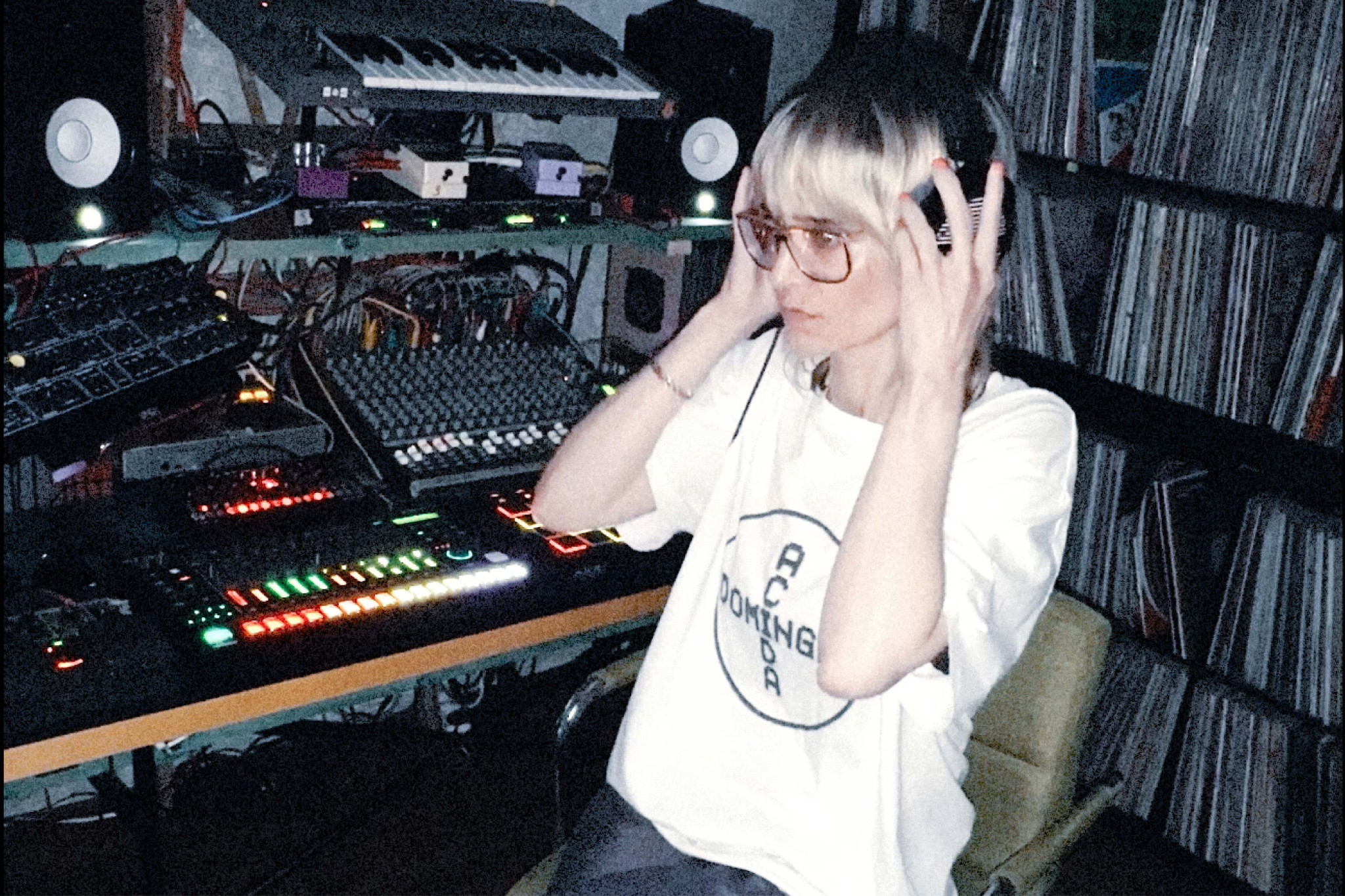 Acida Dominga working in her Berlin studio, as photographed for a 2025 AMAZONA.de interview